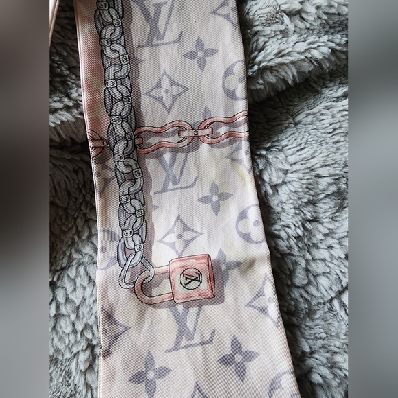 Louis Vuitton Silk Monogram Confidential Bandeau Light Pink - Picture 14 of 15